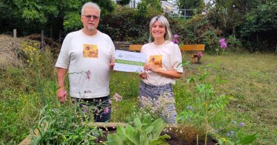 Landwirt Erhard Schmidt und Johanna Hepp vom WibiNA-Projekt des Landschaftspflegeverbands freuen sich über die Möglichkeit, den  Wildbienen-Garten in Kilianstädten ab jetzt als „Grünes Klassenzimmer“, als Lernort für die spannende Welt der Wildbienen anzubieten.