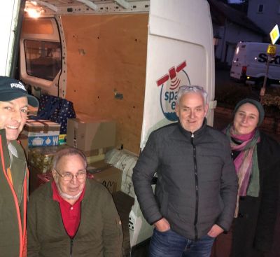 Karl-UIrich Kreiss (2. von links) übergibt 65 gesammelte Pakete für die Ukraine