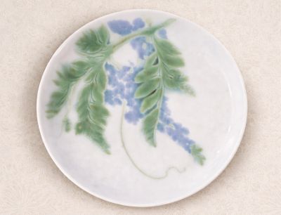 Wandteller von Christian Neureuther mit floralen Dekoren