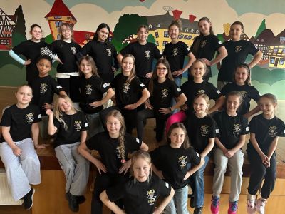 Outfit sitzt, Choreo läuft: Die WCV-Konfetti Kids im neuen Look