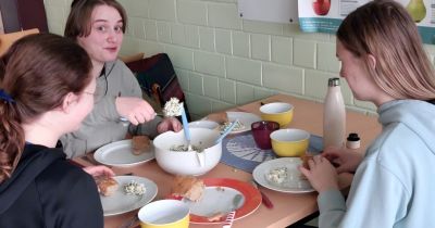 Großen Spaß mit antiker Küche hatten unsere Latein-Schülerinnen und Schüler der Jahrgänge 9 und 10.