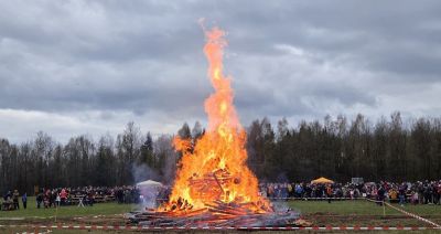 Stimmungsvoller Abend am Weiherhof zieht zahlreiche Besucher an: Osterfeuer auf der Spielberger Platte erneut gut besucht