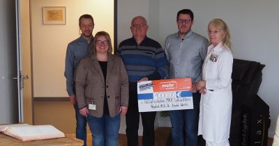 Unser Bild zeigt von links: Dr. med. Diana Mäser (Ärztliche Leiterin Palliativstation), die Spender, Patrick Scheddel (Diplom-Psychologe Main-Kinzig-Kliniken), Stefanie Siemon-Gärtner (Stellv. Pflegedirektorin Main-Kinzig-Kliniken).