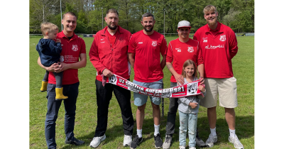 Von links: Jan Volkmann (mit Sohn Josha), Dennis Schmidt, Tom-Davis Huth, Raphael Stenger (mit Tochter Lotte) und Jonas Minning hießen das neue Vereinsmitglied herzlich willkommen.