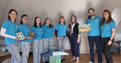 (Von links: Maike Appich, Corinna Reis, Lara Herber, Emma Reis, Karin Herber, Johanna Blichmann, Johannes Tasch und Julia Tasch).