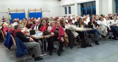 Vollbesetzter Saal bei dem Freundschaftssingen der Gloria-Singers.