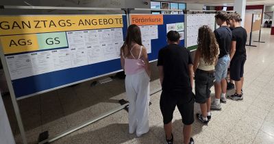 Die Qual der Wahl: Schülerinnen und Schüler schauen sich das vielfältige Nachmittagsangebot der Henry-Harnischfeger-Schule an.