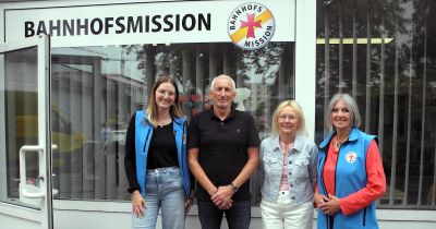 v.l.n.r Annika Ettrich, Bernd und Andrea Paczarkowski sowie eine Mitarbeiterin der Bahnhofsmission