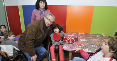 Bild von der Päckchenübergabe an rumänische Kinder im Jahr 2014.