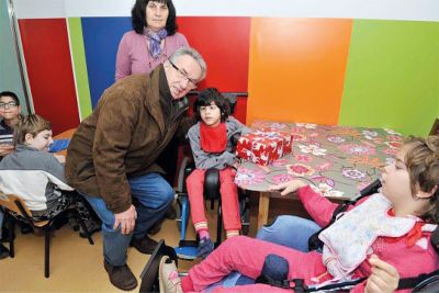 Bild von der Päckchenübergabe an rumänische Kinder im Jahr 2014.